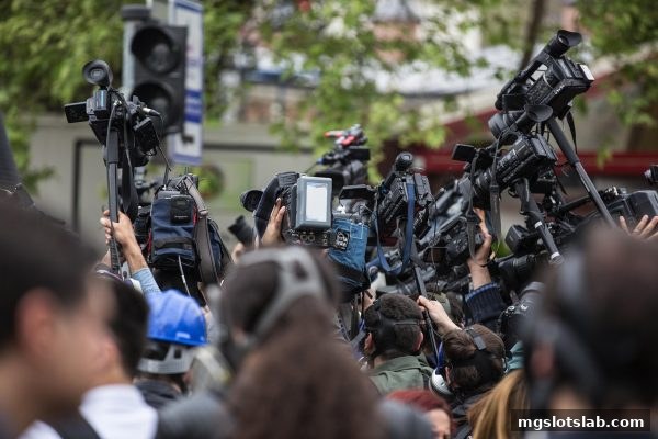mg电子游戏攻略：深度剖析英超争冠格局与保级暗战
